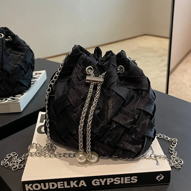 

Small and Versatile Small Bag with Niche Chain, High-end and Fashionable Woven Bucket Bag, Single Shoulder Women's Crossbody Bag