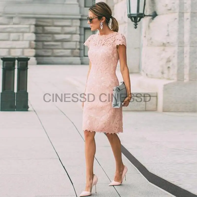 

Delicate Pink Short Lace Mother of the Bride Dresses Jewel Neck with Short Sleeves Sheath Wedding Guest Gowns Knee Length