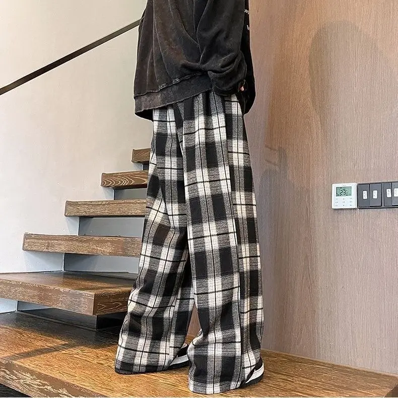 Рисунок 2 - Брюки мужские свободные в клетку