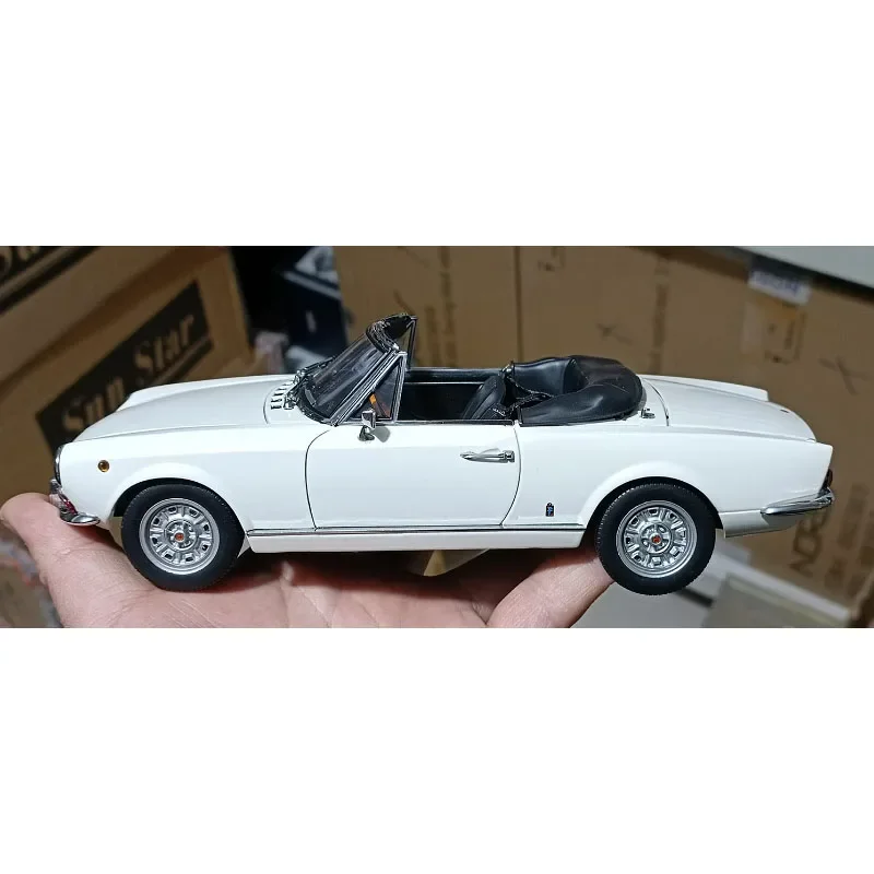 FIAT 124 SPIDER 1:18 スケールモデル 1/18 Sunstar Fiat 124 Spider AS (White) Diecast Car Model