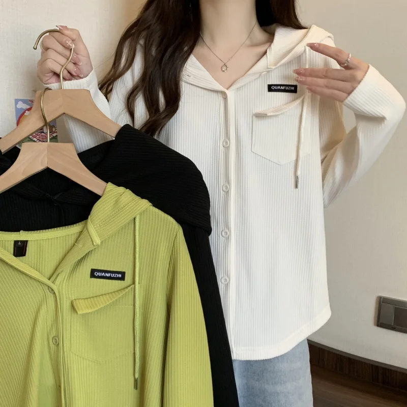

Повседневная зеленая футболка с капюшоном для женщин, сезон весна-осень 2023, свободная рубашка с длинным рукавом, топы, женские модные корейские футболки в стиле преппи на пуговицах