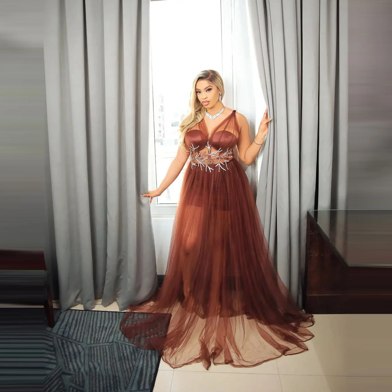 

Sexy Brown Bridal Tulle Robes Aso Ebi Style For Black Girls With Beadings Cryatals Sleeveless V Neck See Thru Prom Gowns 2022