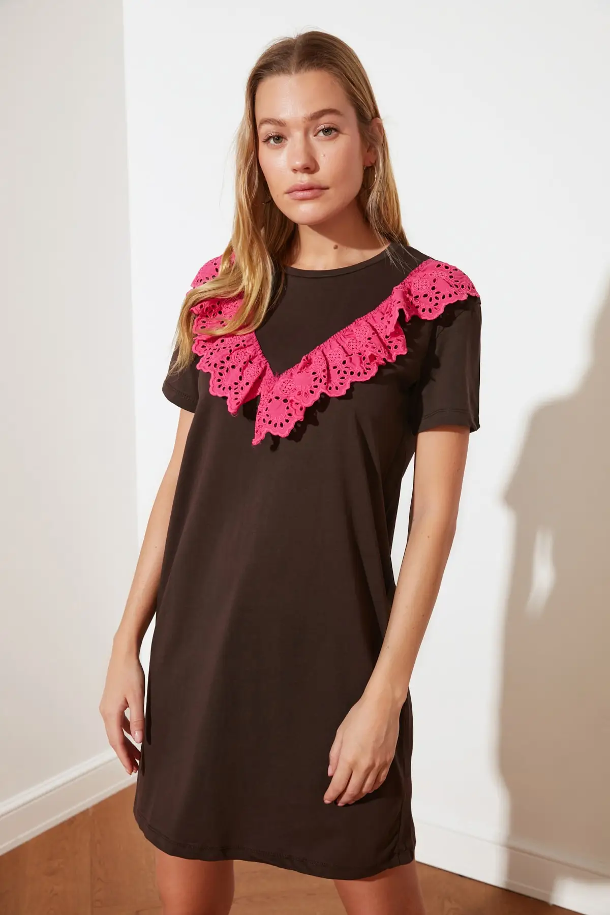 Трикотажное платье с кружевной отделкой | Женская одежда