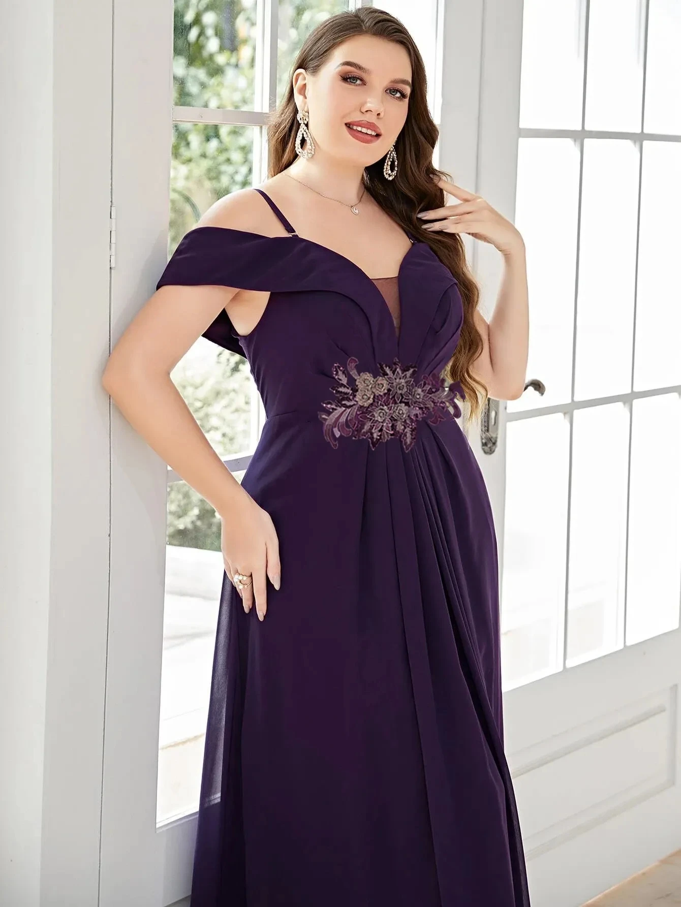 Рисунок 2 - Женское однотонное платье с аппликацией