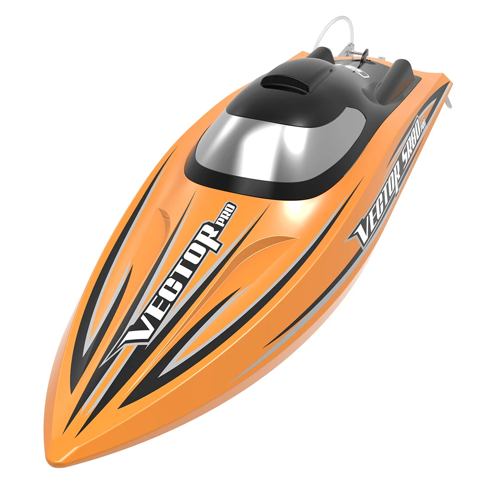 Bateau RC orange vu de face, coque profilée et hélice visible, modèle télécommandé performant.