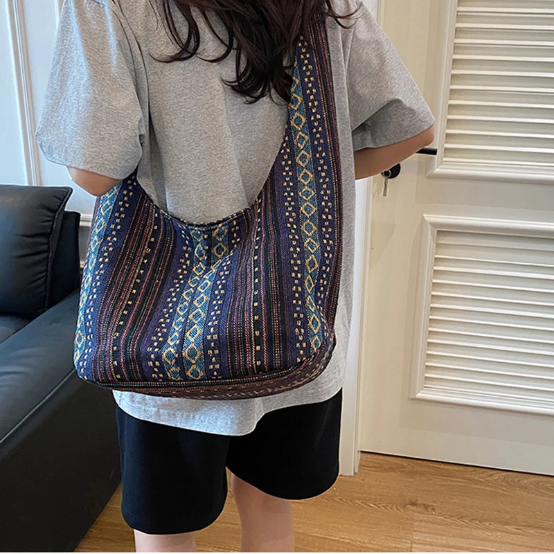 Borsa tote da donna Boho Chic azteca Borsa a tracolla etnica con tracolla per lavoro da viaggio Borsa hippie zingara in tela lavorata a maglia da donna - immagine 2