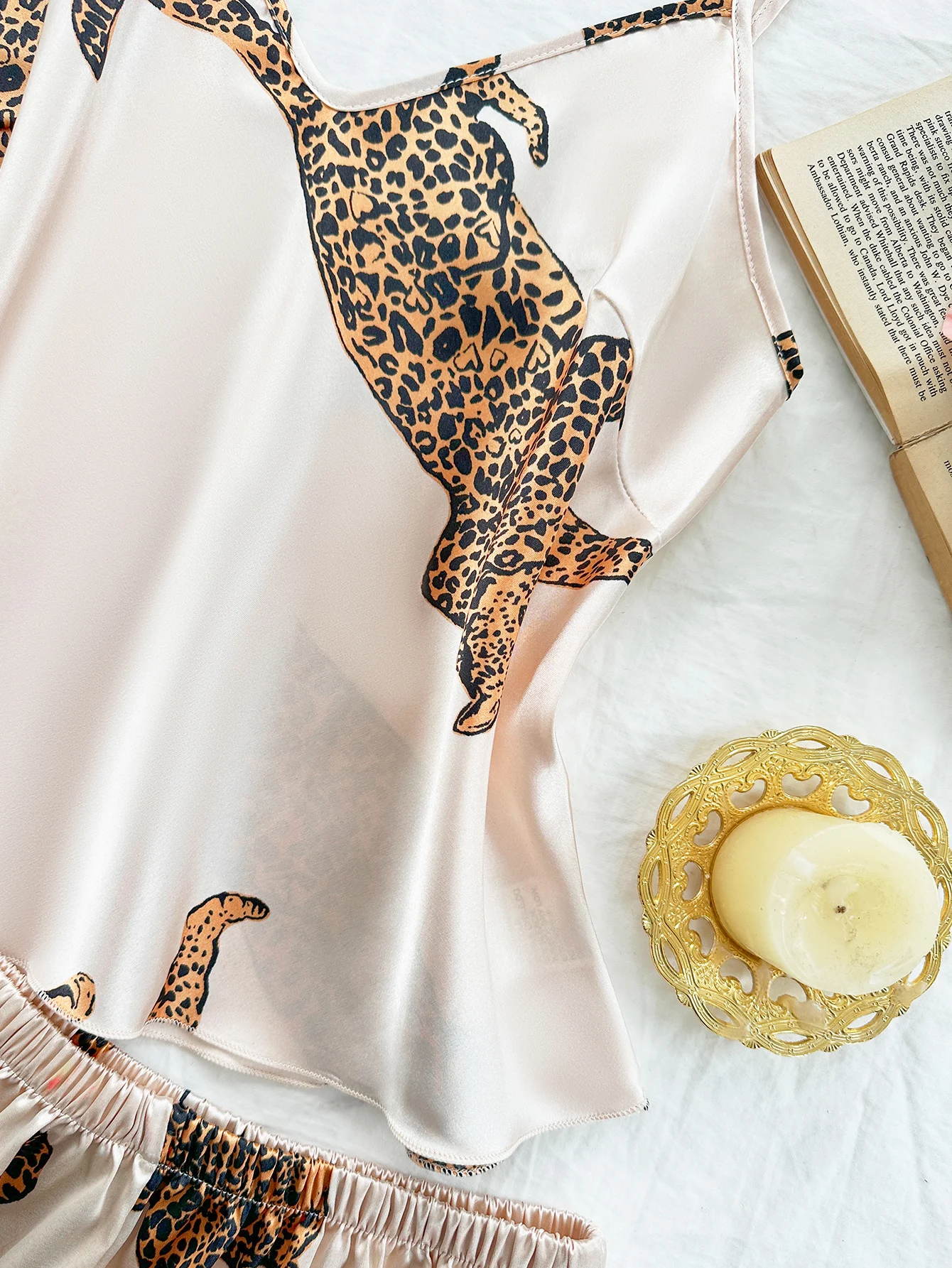 طقم بيجامة بطبعة الفهد مكون من قطعتين، شورت رسن مث...