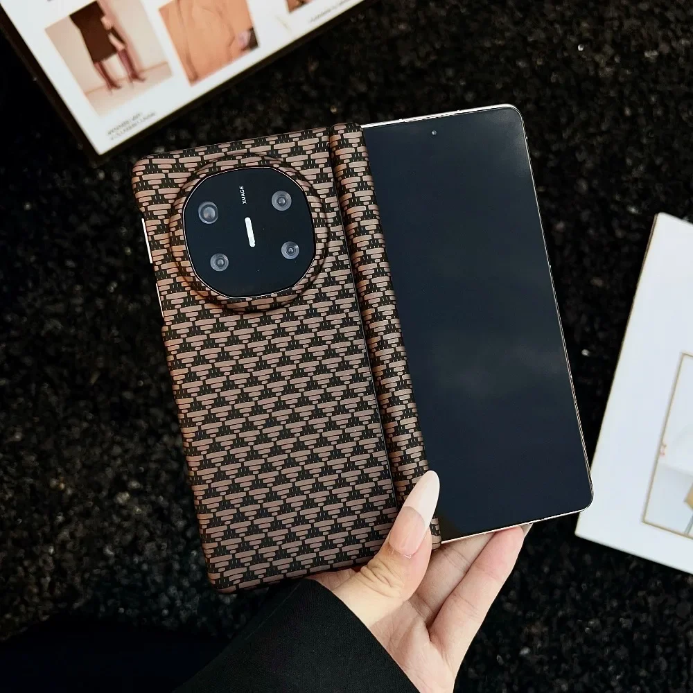 Premium Carbon Fiber Kevra Phone Case with MagSafe and Wireless Charging Capability