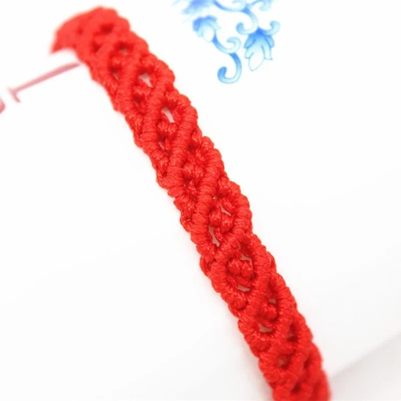 Bracciale portafortuna regolabile in corda rossa fatto a mano