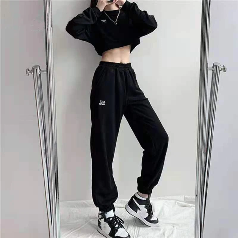 

2024 New Knitted Round Neck Printed Sweater Pants Set Fashion Casual Two Piece Set for Women Long Sleeved Shorts Top Outside