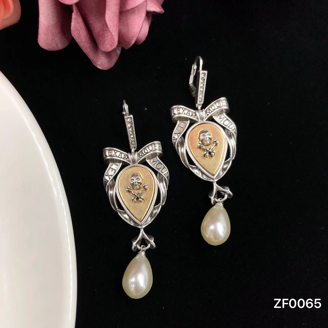 

Stylish temperament Pearl pendant earrings