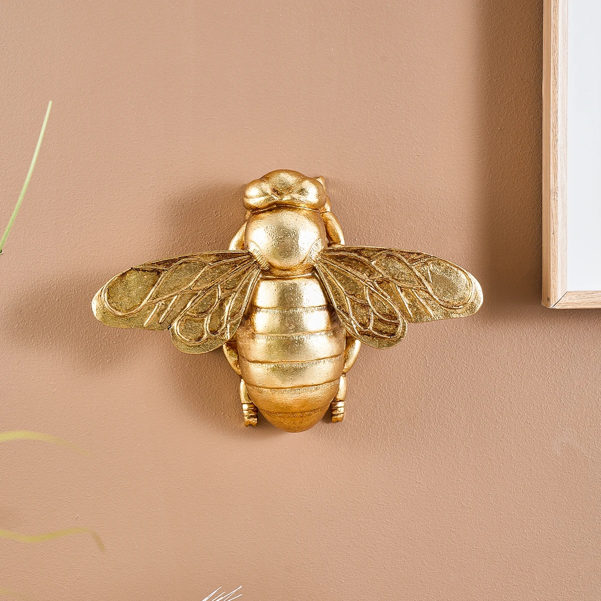1PC, a unique and creative golden bee-shaped wall decoration craft wall hanging