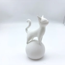 Minimalist Black Cat Sculpture - Modern 3D Art with Spherical Base, Lightweight Plastic Ornament, Ideal for Home or Office Decor, Perfect Gift for Cat Enthusiasts (WHITE)