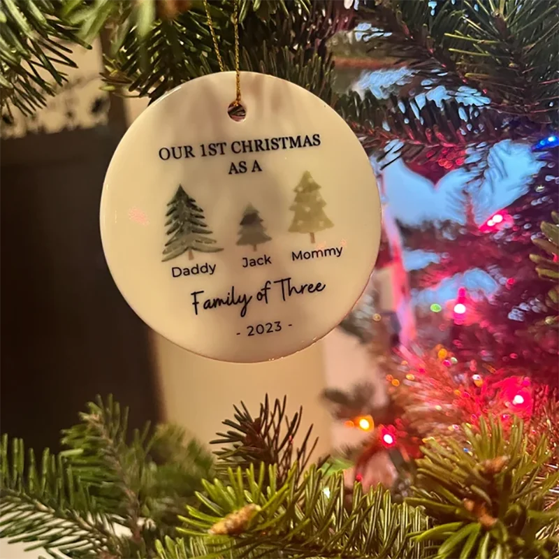 Personalisierte erste Weihnachtsdekoration für Babys, dreiköpfige Familie, Weihnachtsschmuck 2024, Weihnachtszubehör, Vintage-Weihnachtsmann-Geschenk – Detail 6