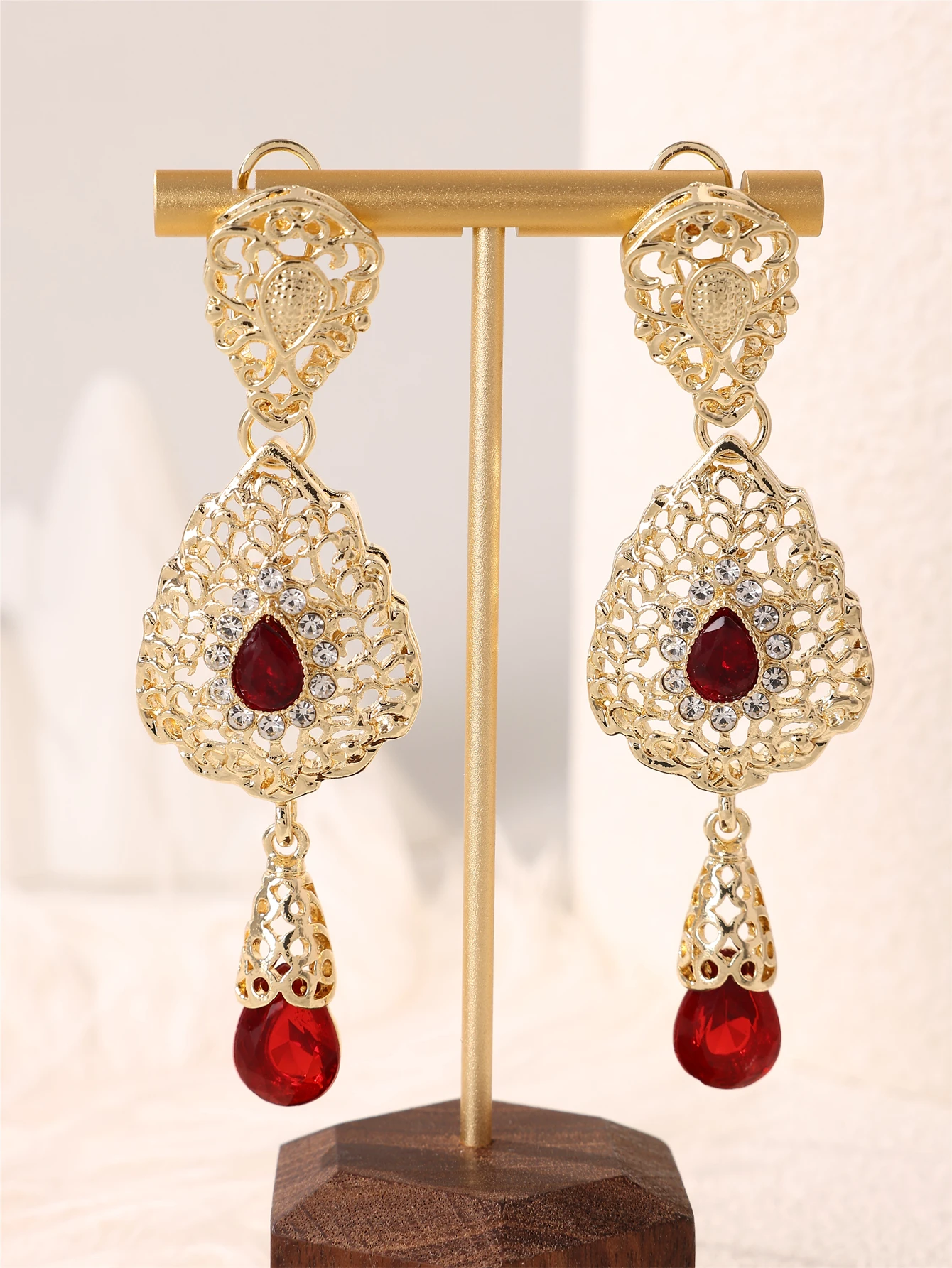 Grandes Boucles D'oreille Pendantes Métal Doré Avec Strass Rouges - État Neuf