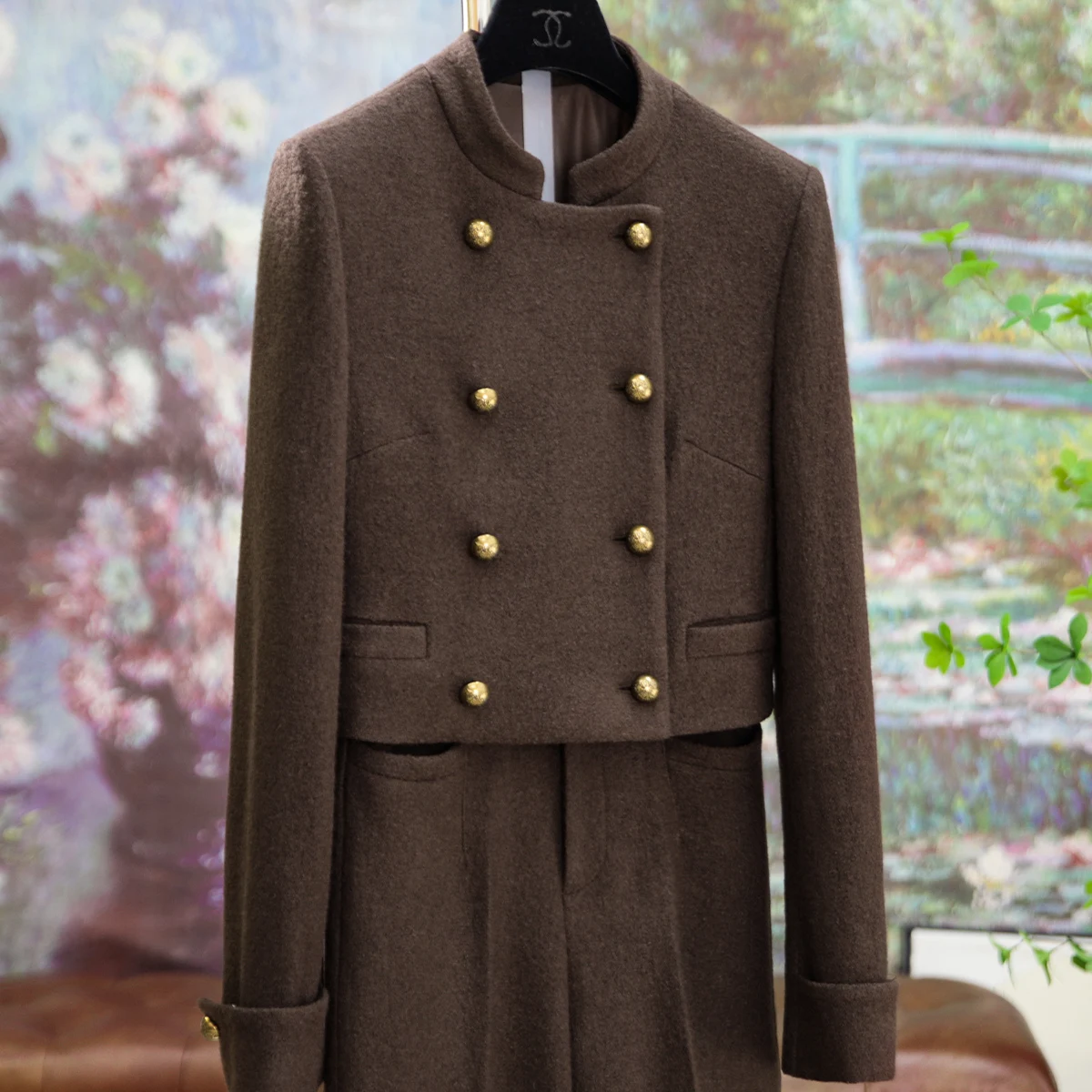 Рисунок 2 - Модный женский брючный костюм с воротником-стойкой