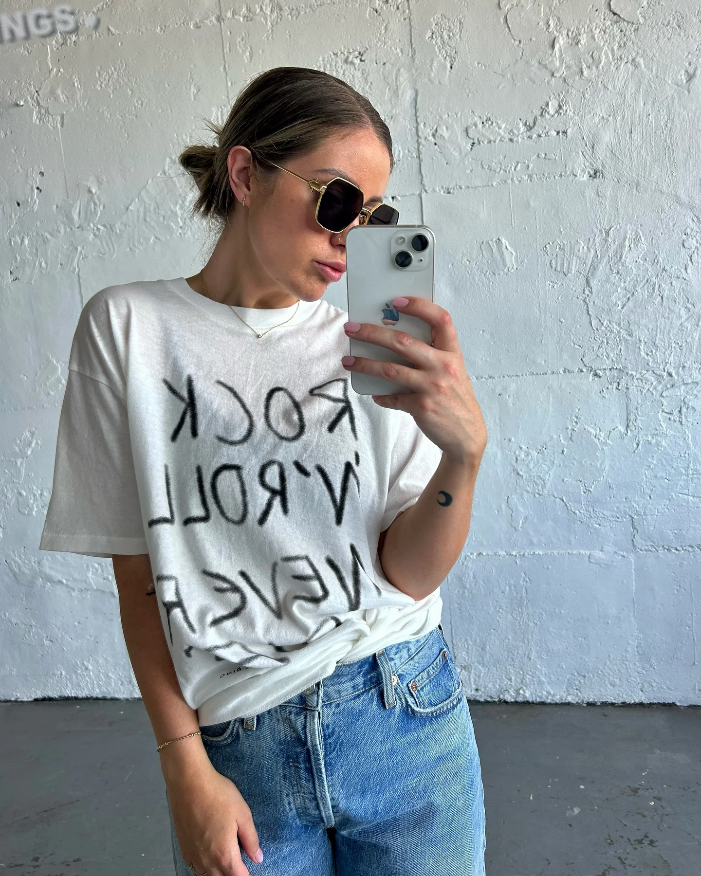 

Женская футболка с круглым вырезом, коротким рукавом и надписью