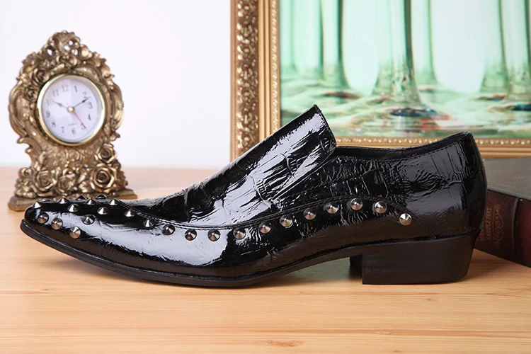 

New Summer Casual Men's Classic Fashion Shoes Personality Low-heeled Pointed Cowhide Real Crocodile Pattern Rivet Nail Men Shoes