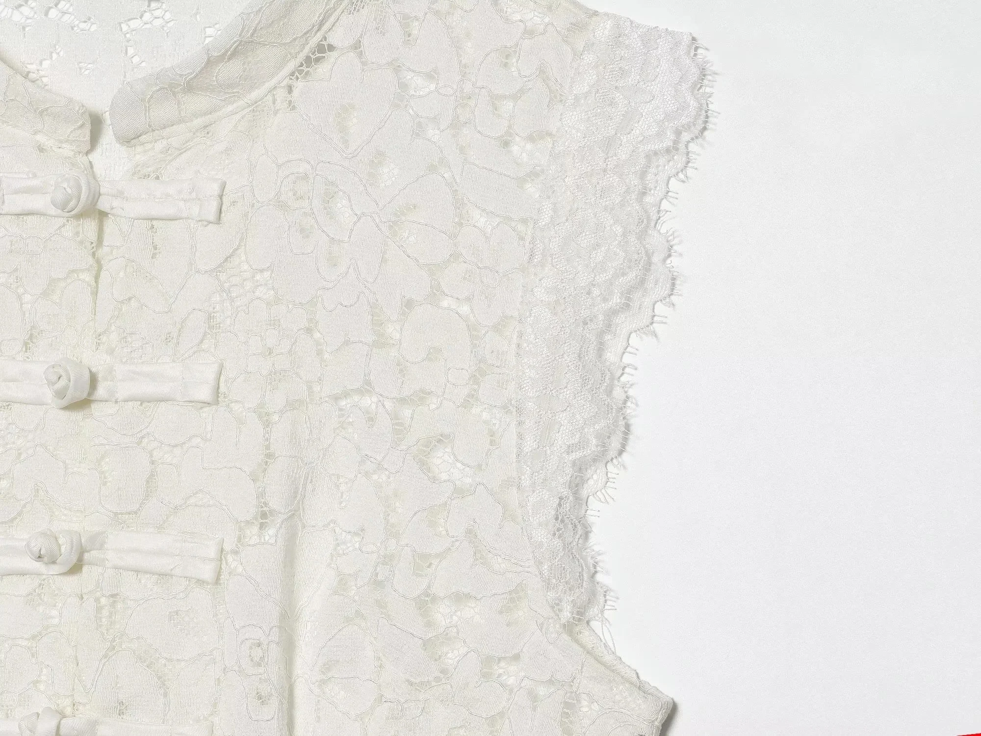 KONDALA Festliches, sexy schickes Damen-Tanktop mit Spitze, Knöpfen, Cut-Outs und Umlegekragen, ärmelloses Oberteil, modisch, Frühjahr/Sommer 2026 – Detail 16