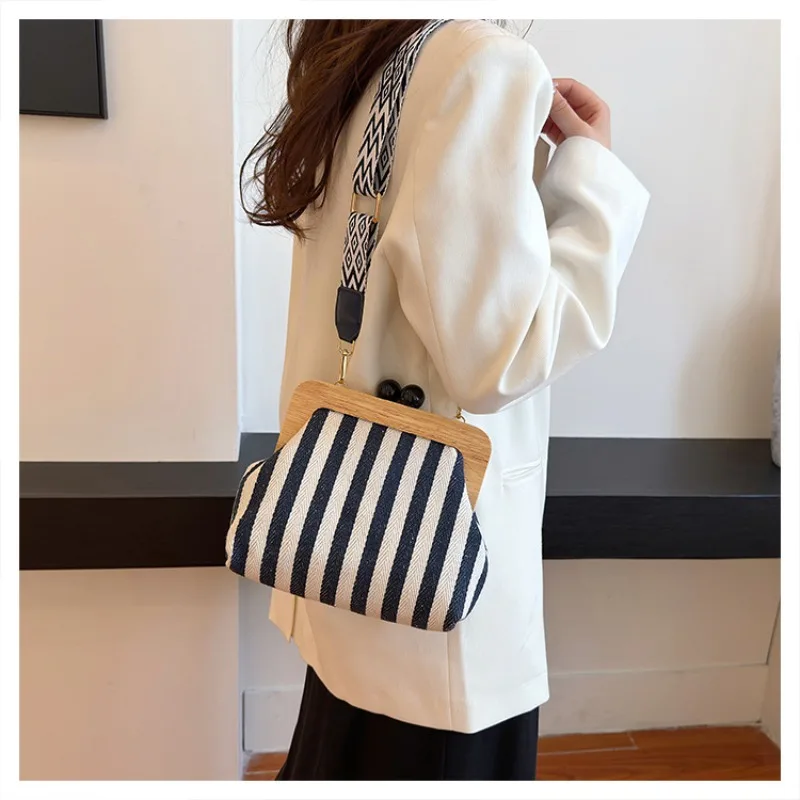 Fashion Striped Wooden Clip Shell Clutch Bag for Women Wide Strap Shoulder Bags Elegant Canvas Crossbody Bag Summer Beach Purses