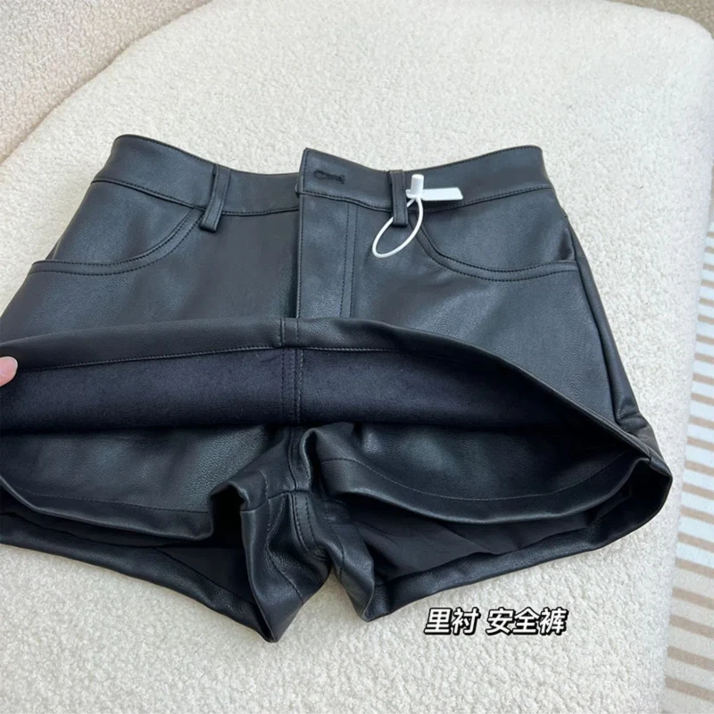 Simple Design Skirt-Style Shorts_BDHL6777