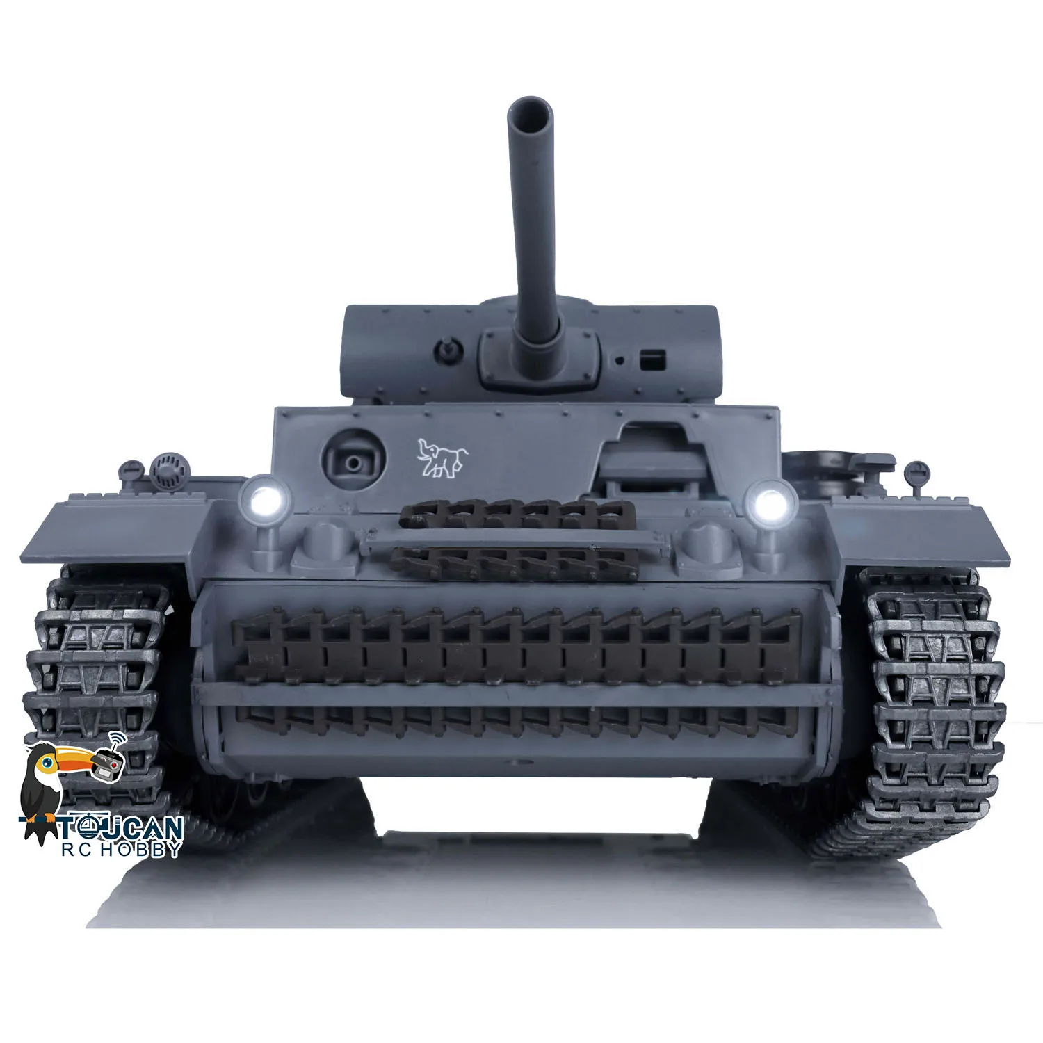 Char HengLong Tigre I 1/16 RTR en action, tank robot télécommandé avec canon Airsoft, soulevant de la poussière sur un terrain extérieur.
