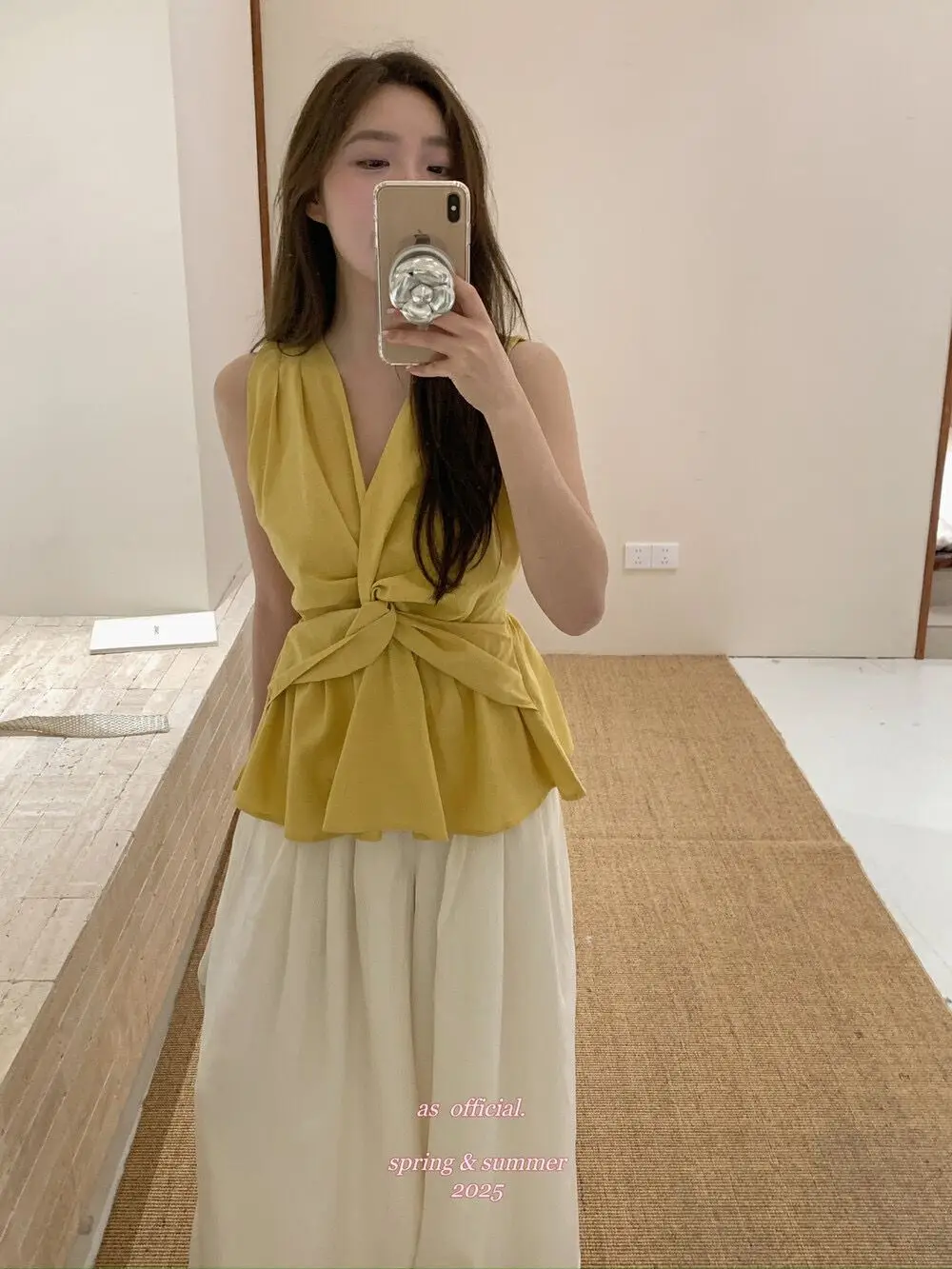 Designer Twist Knot V-neck Vest for Women 2025 Summer New Resort Style Niche Slim-fit Unique Sleeveless Top picture