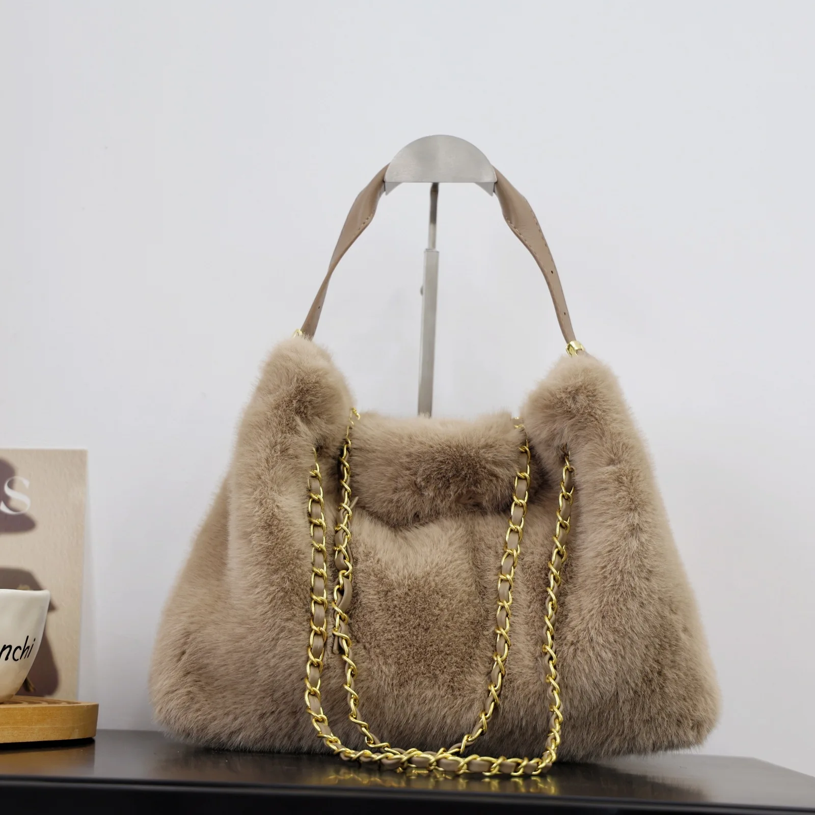 Winter new fur bag female 2025 large capacity ladies single shoulder crossbody bag handheld Tote Tote plush bags