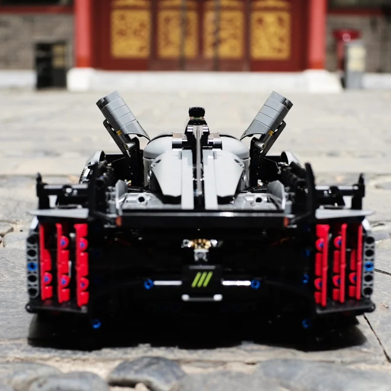 Рисунок 3 - Супергоночный автомобиль Лео из 1775 блоков 9x8 24 ч