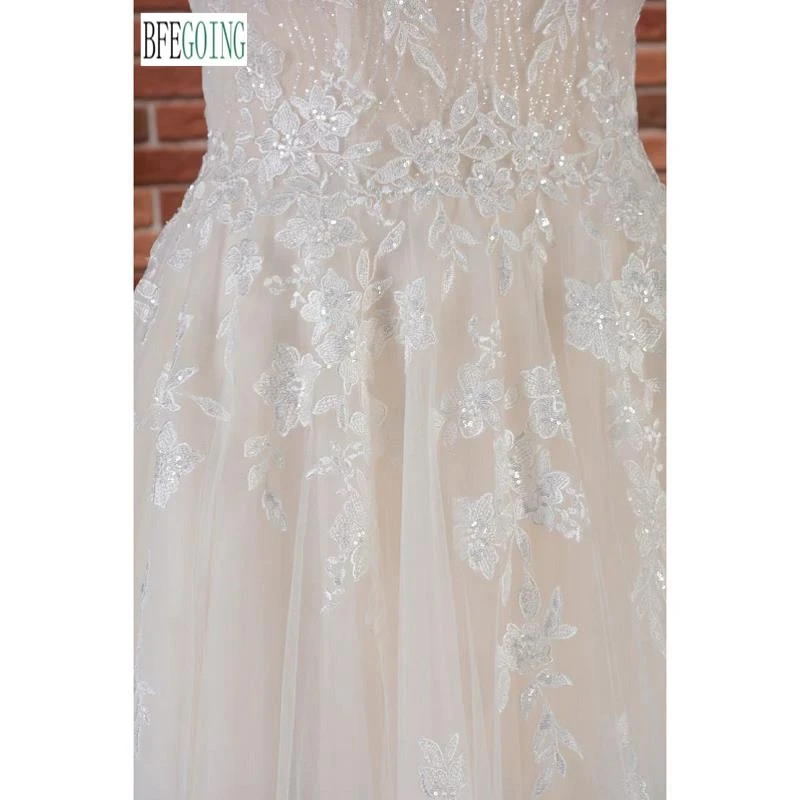 Lace A-Line Wedding Gowns Chapel Train Custom Made Floor-Length V-Neck Spaghetti Straps Appliques Bridal Dresses