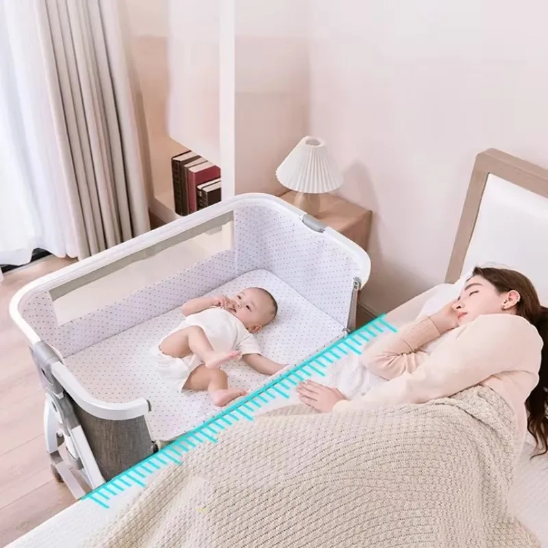 올인원 용품 솔루션: 접이식 5-in-1  침대 (탈부착 가능한 기저귀 교환대, 흔들 요람 및 휴대용 기능 포함)