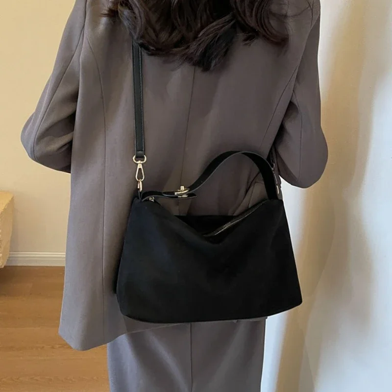 Advanced Retro Bag for Women's 2026 New Textured Frosted Shoulder Bag with Large Capacity Crossbody Commuting Tote Bag