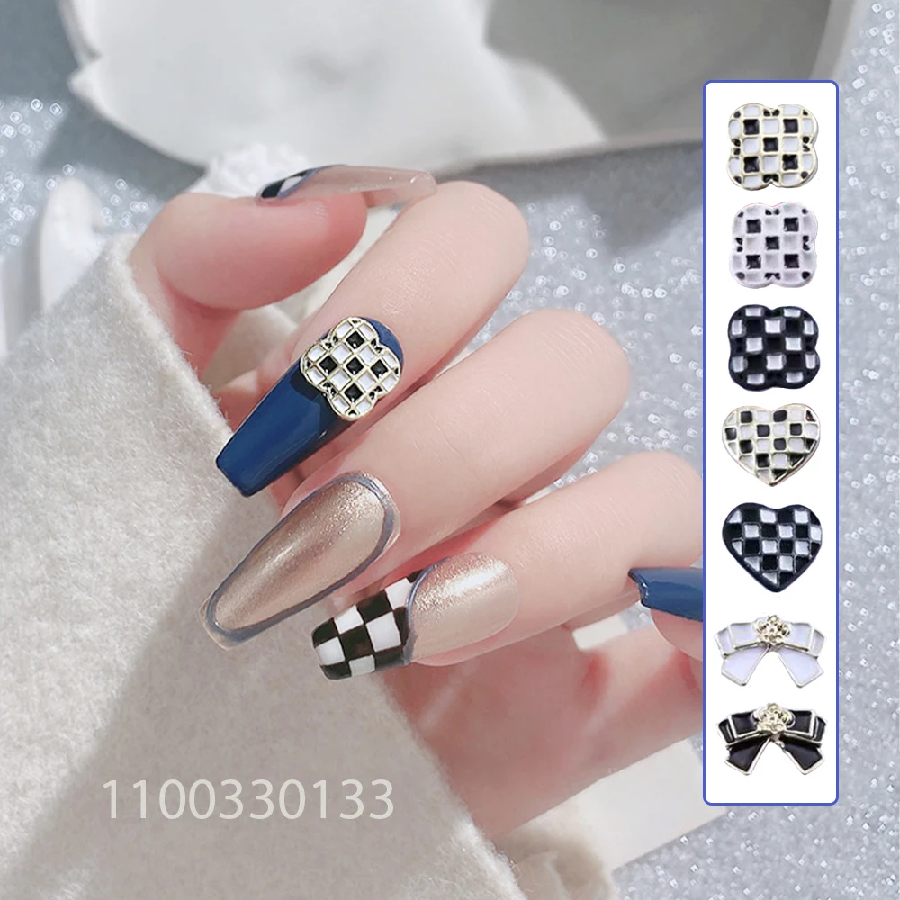 

Bougie CC Style Checker Heart Charms Metallic Damier Bowknot Clover Alloy Classic Black+White Lattice Heart Nail Adorn Jewellery