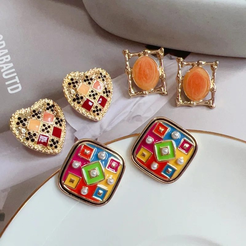 Qingdao FASHION Jewelry Retro Palace Peach Heart Frame Dice Dice