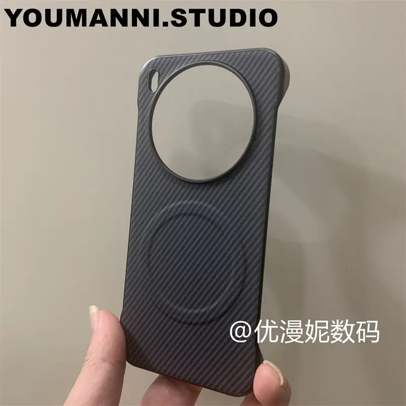 Luxury Magnetic Carbon Fiber Pattern Hard Case with MagSafe Compatibility
