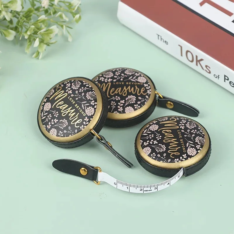 1pc 1.5m 복고풍 스타일 휴대용 접이식 PU 가죽 미니 줄자 - 정확한 센티미터 및 인치 스케일, 향수 디자인, C