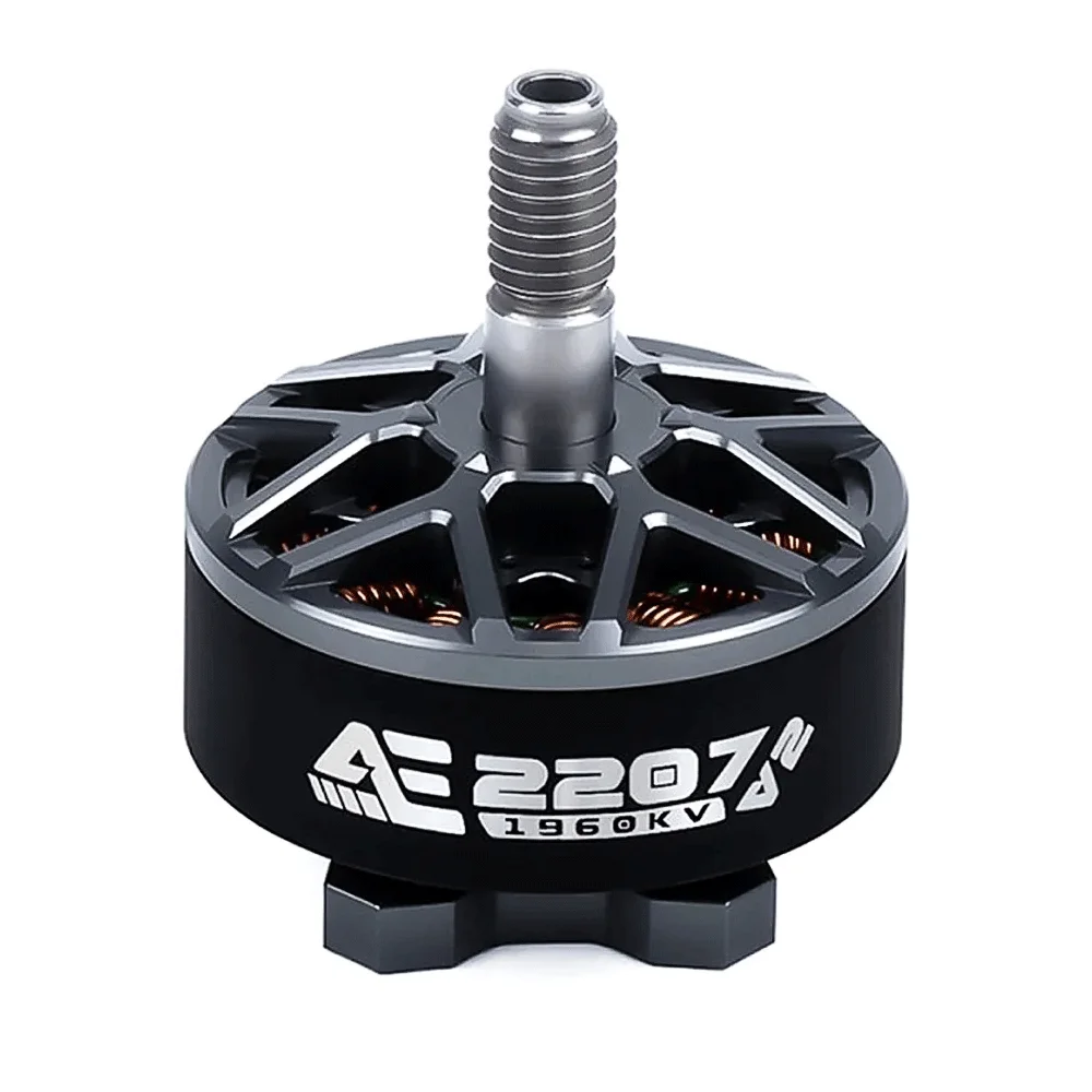 Moteur Brushless AxisFlying AE2207 V2 1860KV monté sur un bras de drone FPV 5 pouces, entouré de composants électroniques.