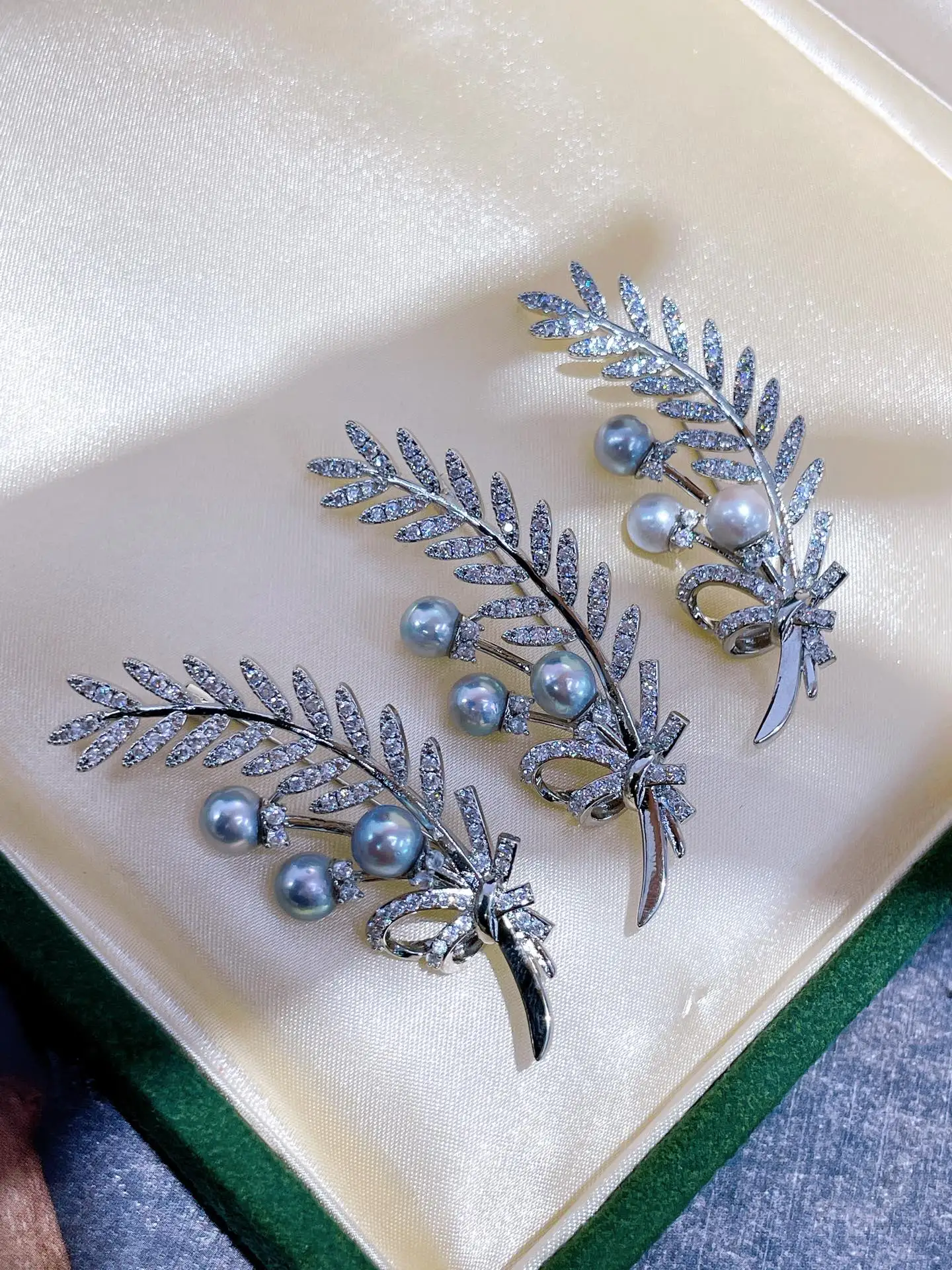 

Leaf Design Seawater Pearl Akoya Pearl Brooch 6-7mm Pearl Beads Autumn Breastpin Jewelry