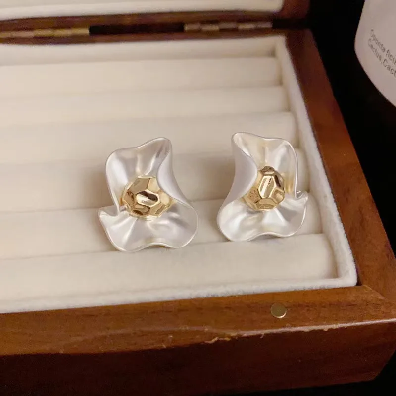 Irregular Petals Red Color Flowers Stud Earrings for Women Exquisite Simple Fashion Sweet Personality Temperament Jewelry