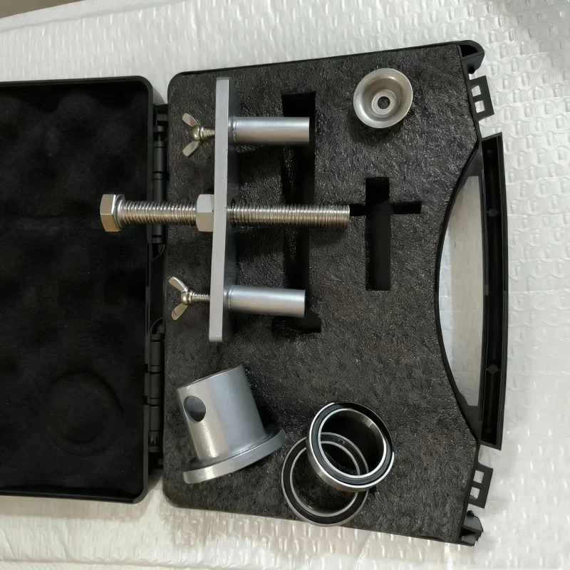 Kit d'outils pour drone agricole DJI T40 T50 posé sur une surface de travail, avec clés et tournevis pour démontage moteur.