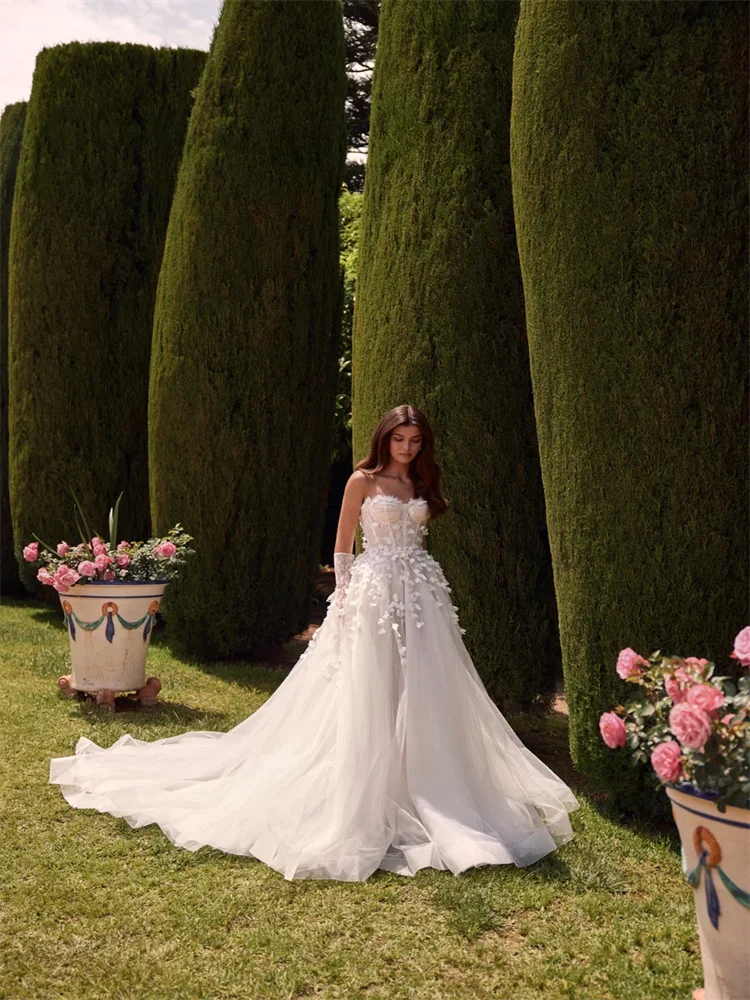 Customized Strapless Scoop Neckline With Flower A-Line Tulle Wedding Dress Zipper Back Floor Length Court Train Gown For Bride