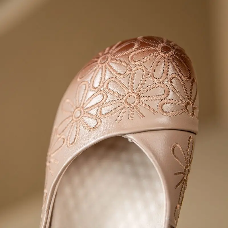 Рисунок 2 - Мокасины женские кожаные с вышивкой