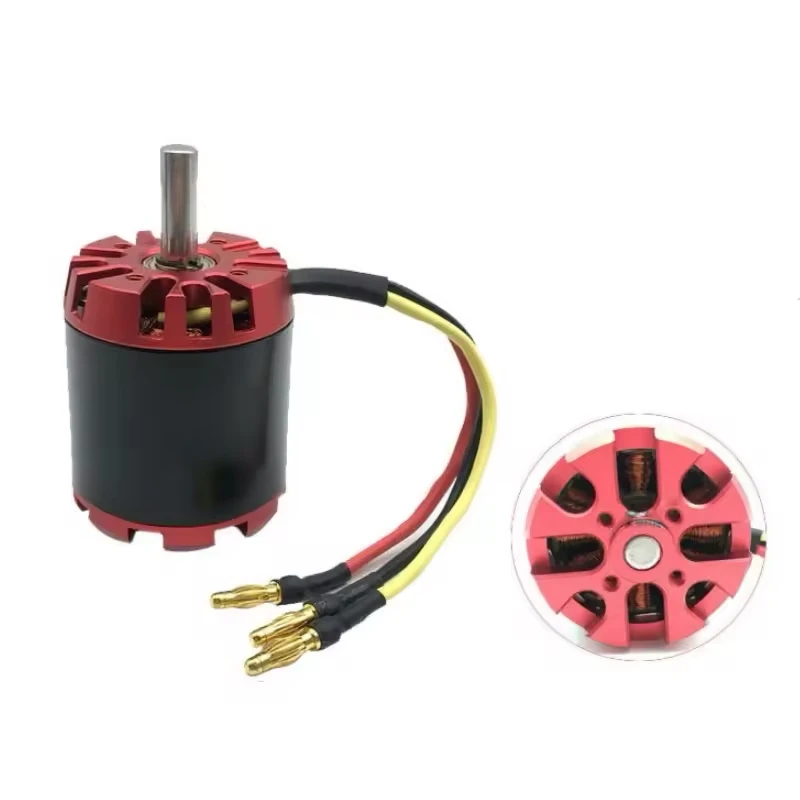 Moteur RC brushless haute performance 140KV à 320KV installé dans un châssis de voiture RC, avec dissipateur thermique visible.