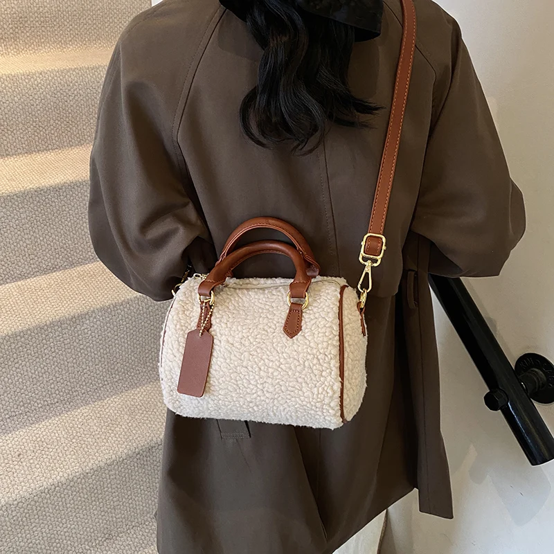 Beige Kunstfell-Handtasche 2024, Winter-Damentasche, warm, flauschig, Lammwolle, Umhängetasche, Dame, vielseitig, kleine Umhängetasche, Kaffee – Detail 25