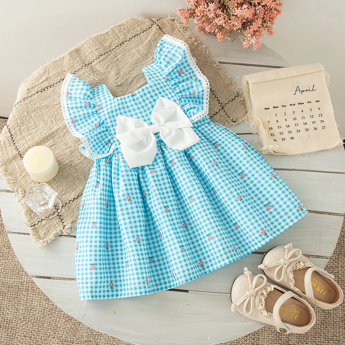 Sommerliches Neues Blaues Kariertes Babykleid mit Kleiner Roter Blume Ärmellose Kinderkleidung (6 Monate - 3 Jahre)