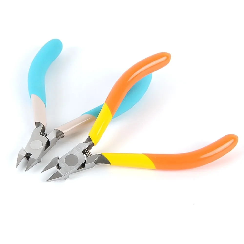Utilisation des pinces à épiler de précision pour modélisme sur une maquette électronique.