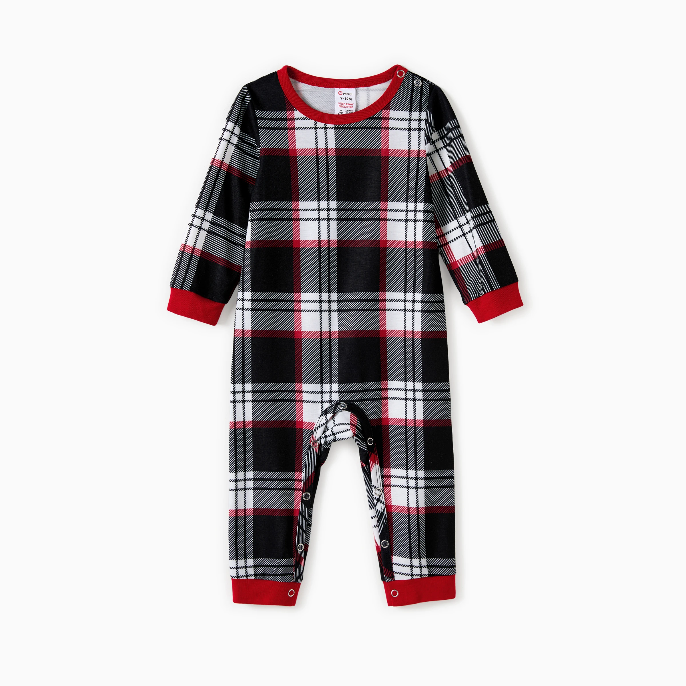 thumbnail image 5 of Pijama a juego para toda la familia con mangas raglán negras, puños rojos y pantalones a cuadros con estampado de renos (resistente al fuego), 5 of 5