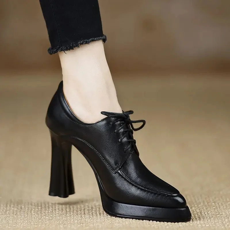 נעלי נשים ידניות 2025 אופנה חדשה עמידות במים פלטפורמה חדה קדמית קשירה עקב גבוה צבע שחור יחיד
