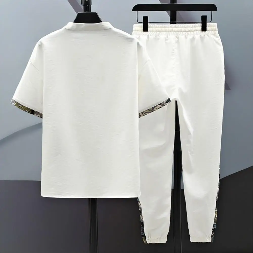 Рисунок 5 - Костюм мужской из футболки и брюк