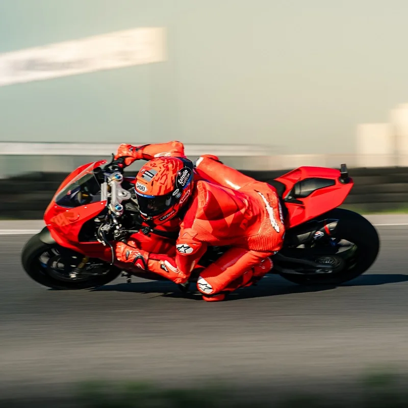 Vue arrière d'un motard avec le support POV Insta360 GO 3S fixé au casque, capturant la route en mouvement.
